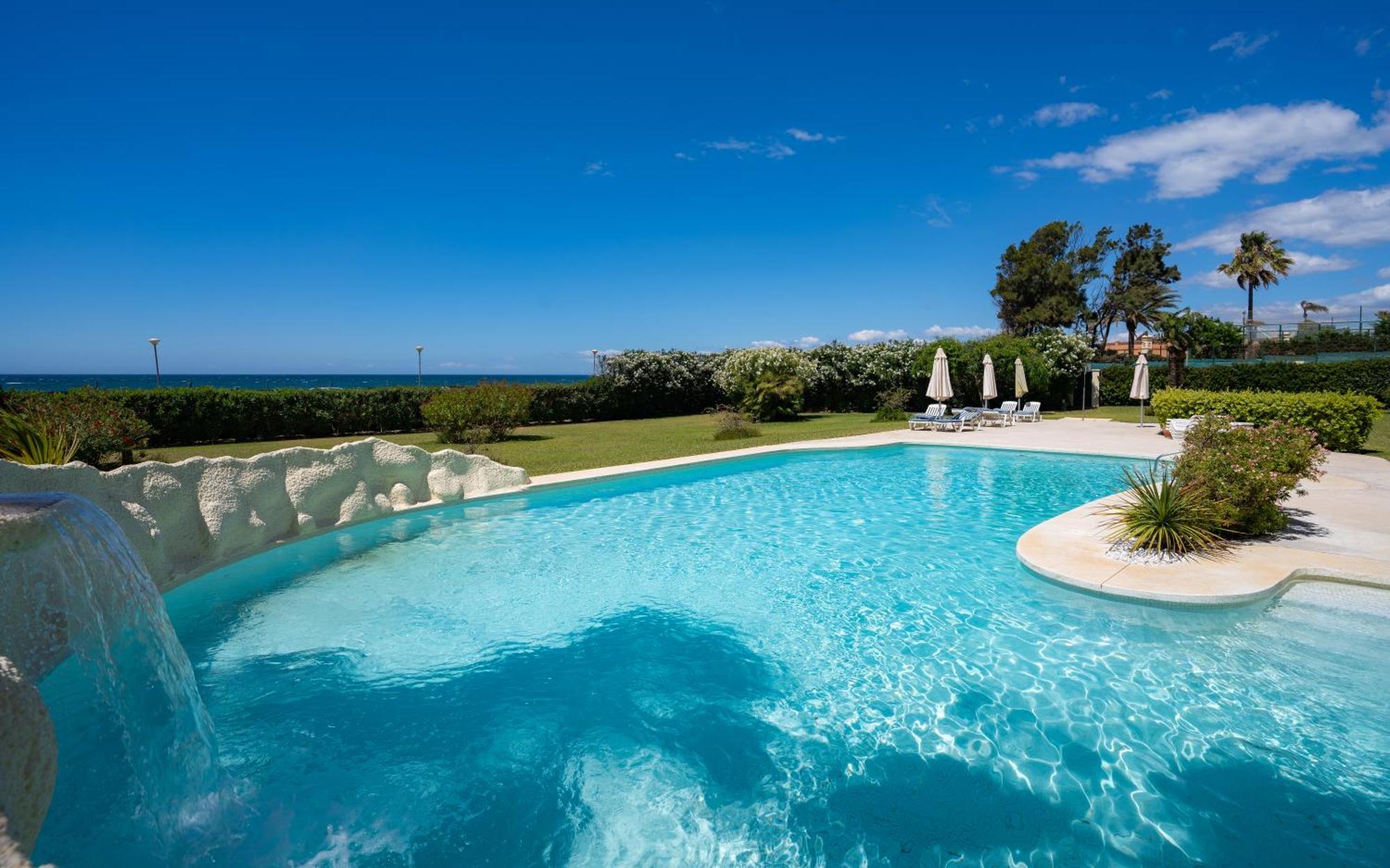 Beachfront Neptuno I, Complex,Views,Pool,Garden, Elviria ماربيا المظهر الخارجي الصورة