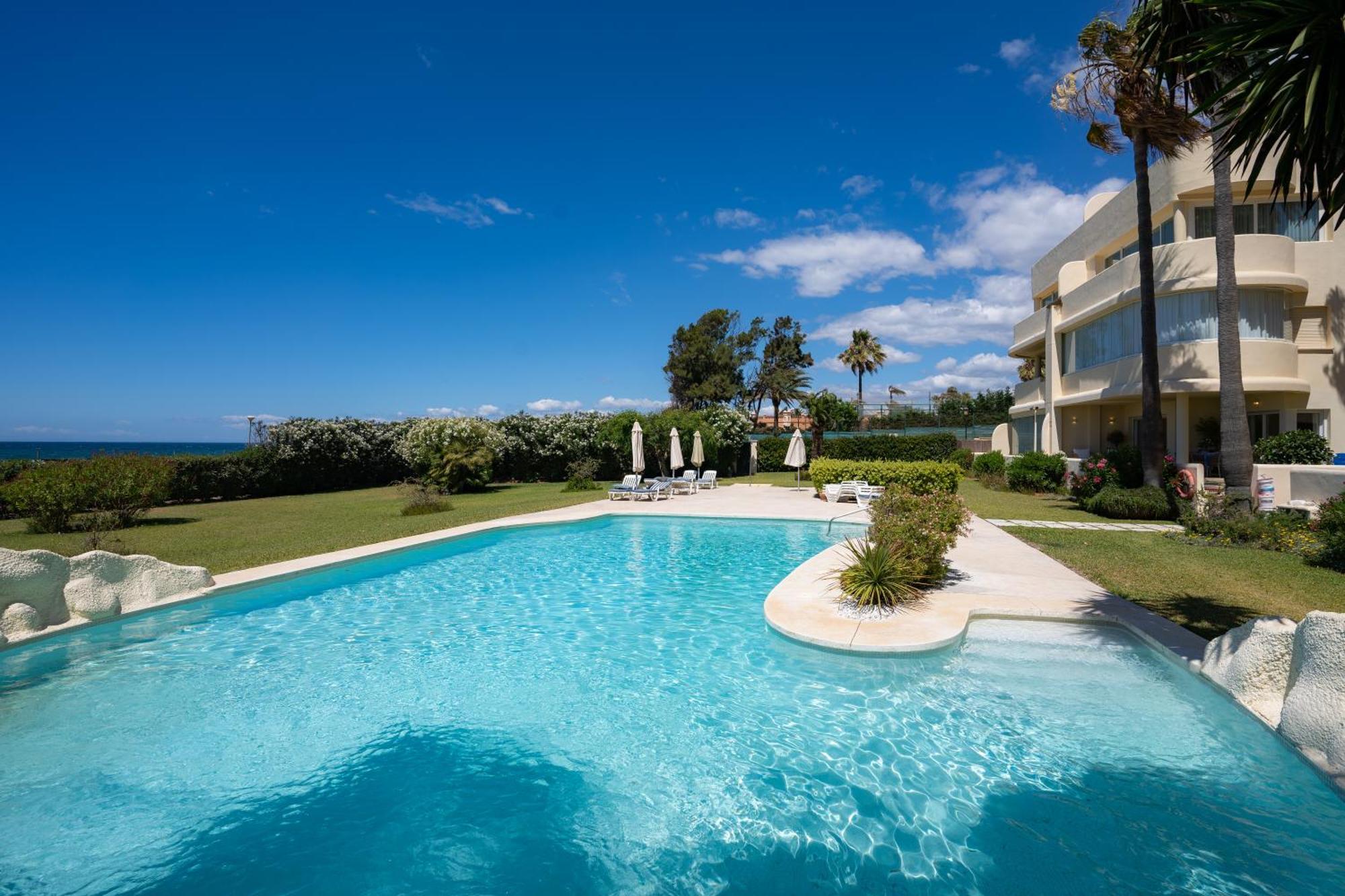Beachfront Neptuno I, Complex,Views,Pool,Garden, Elviria ماربيا المظهر الخارجي الصورة